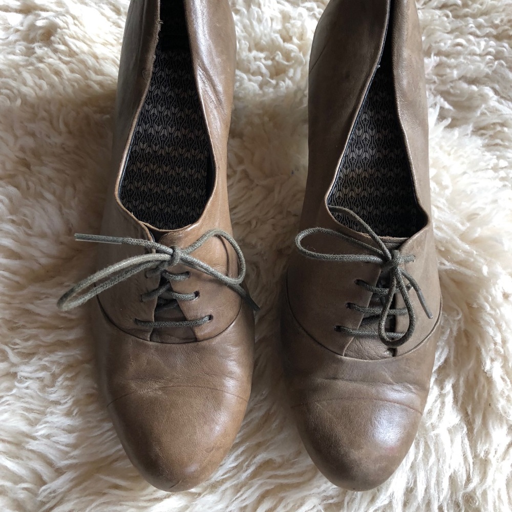 Lightly worn camper Oxford heels